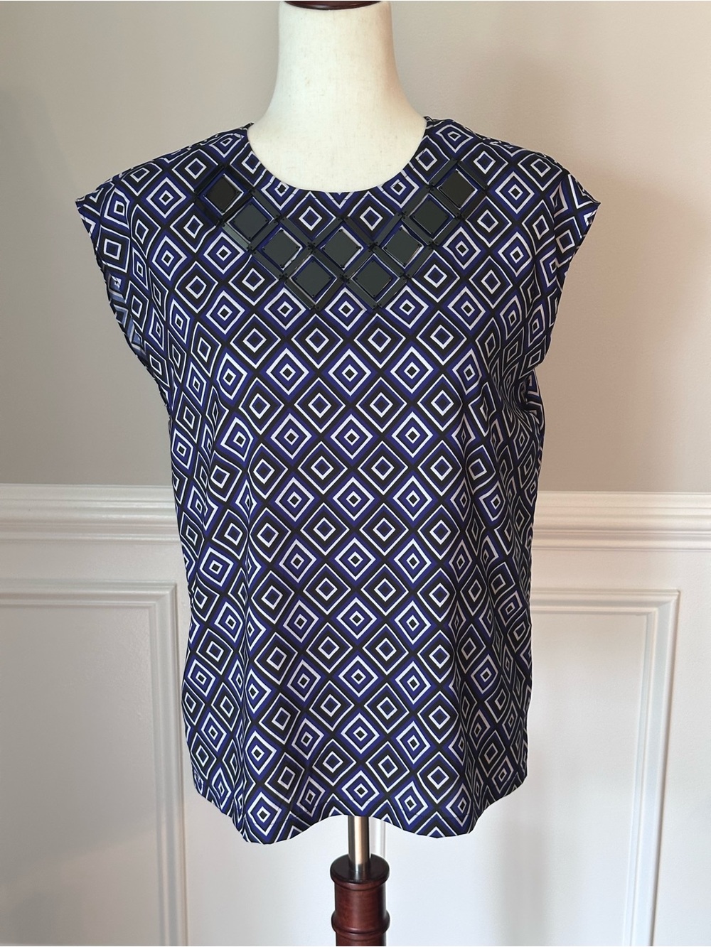 NEW Vince Camuto Geometric Print Embellished Top size Small
